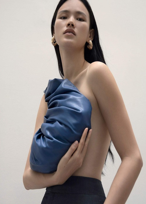 Tuyết Lan dùng phụ kiện để che ngực trần.