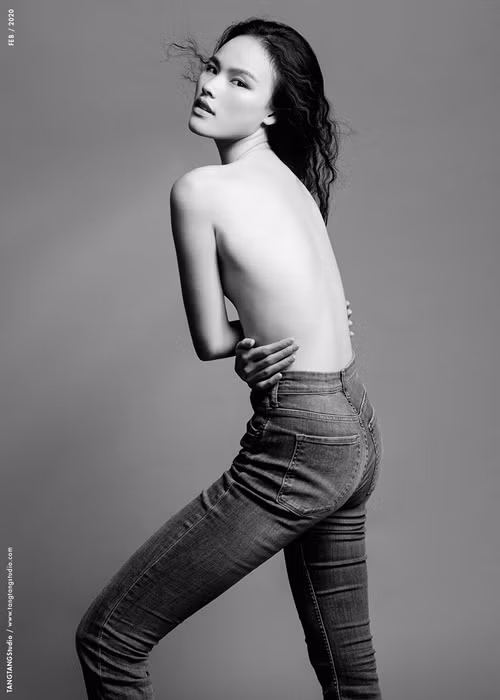 Không ít lần Tuyết Lan đăng tải ảnh bán nude.