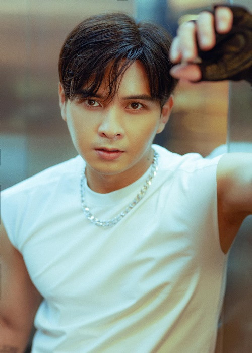 Tháng 8/2022, Hồ Quang Hiếu bật mí, anh hẹn hò với một cô gái ngoài 30 tuổi, không làm trong ngành giải trí. Ảnh: FBNV