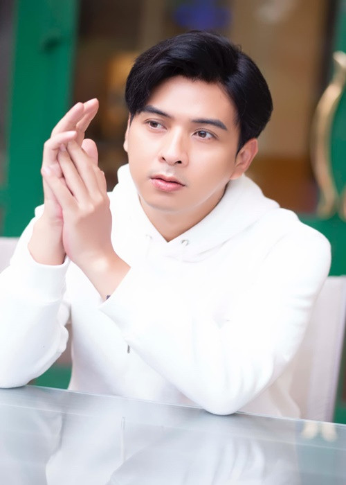 Tháng 12/2021, trong một talkshow, Hồ Quang Hiếu chia sẻ, khoảng 2-3 năm qua, anh chưa yêu lại nhưng gần đây, anh bắt đầu có cảm xúc khi tiếp xúc một cô gái trong nghề. Ảnh: FBNV