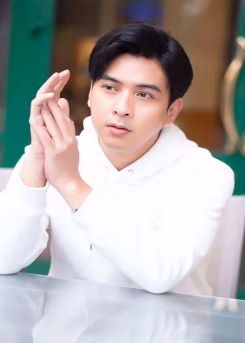 Tháng 12/2021, trong một talkshow, Hồ Quang Hiếu chia sẻ, khoảng 2-3 năm qua, anh chưa yêu lại nhưng gần đây, anh bắt đầu có cảm xúc khi tiếp xúc một cô gái trong nghề. Ảnh: FBNV