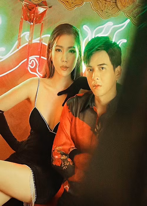 Tháng 1/2022, Hoàng Y Nhung gây chú ý khi đăng tải hình ảnh thân mật bên Hồ Quang Hiếu và viết ẩn ý: “Năm nay cưới luôn". Trước đồn đoán hẹn hò, Hồ Quang Hiếu và Hoàng Y Nhung phủ nhận. Thực tế, cả hai kết hợp trong dự án âm nhạc mang tên “Năm nay cưới luôn”. Ảnh: Dân Việt