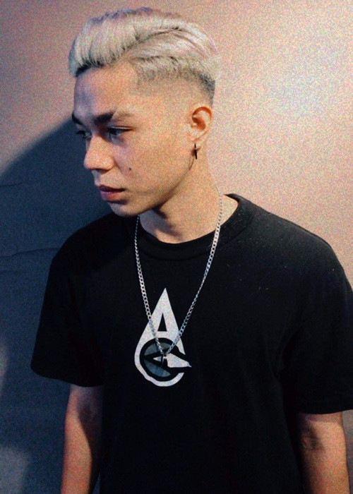 Là dancer, Nega có phong cách thời trang cá tính, bụi bặm. Ảnh: FBNV