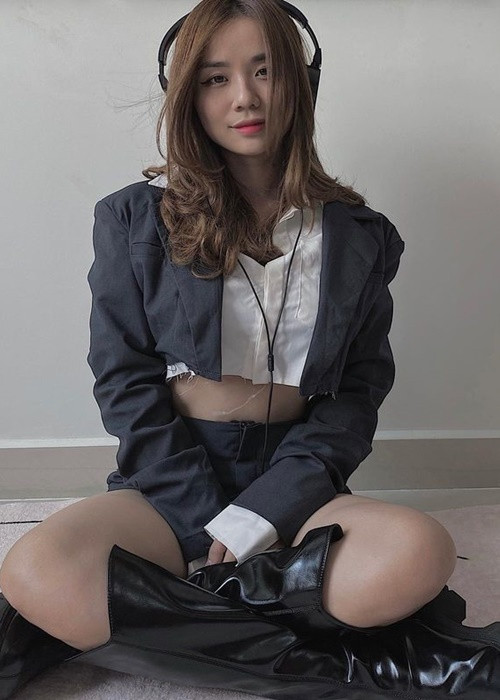 Bảo Ngọc từng vướng nghi vấn lấn sân vào showbiz khi lấy nghệ danh CL và kết hợp với hiện tượng cover livelopping – Hallasan để cover 2 ca khúc “Gặp nhưng không ở lại” và “Crying over you”.