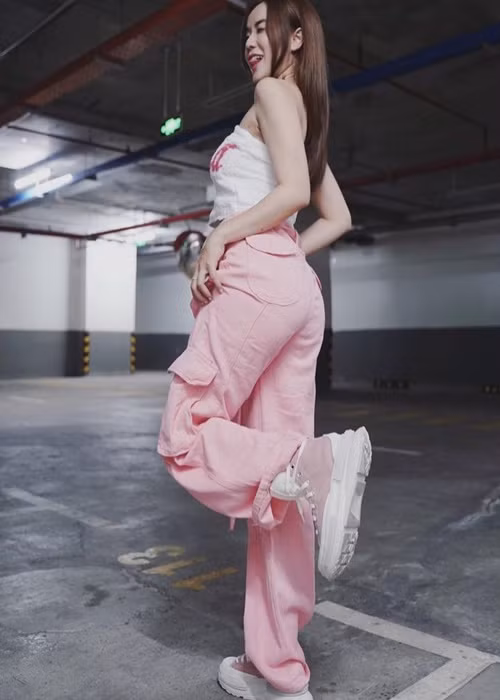 Trước khi chuyển sang con đường kinh doanh, vợ cũ Hoài Lâm xuất hiện trong một số MV ca nhạc.