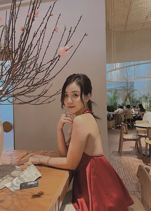 Vợ cũ Hoài Lâm mặc gợi cảm hơn khi trở lại cuộc sống độc thân.