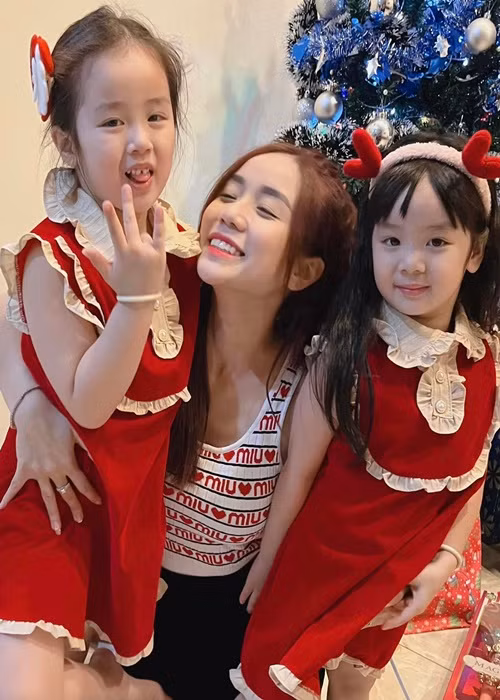 Hai con gái của Bảo Ngọc càng lớn càng xinh xắn.