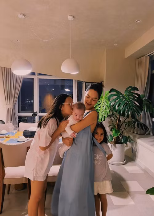 Khoảnh khắc Tuệ Lâm cưng nựng cô em gái nhỏ.