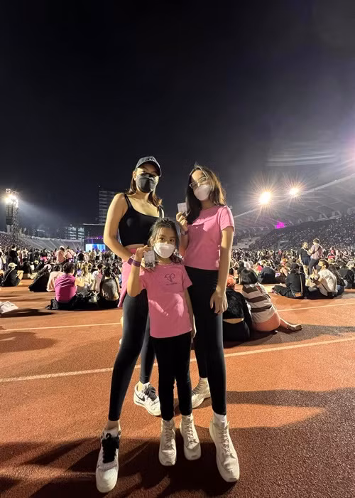 Vì biết Tuệ Lâm thích nhóm Blackpink, Phạm Quỳnh Anh đưa các con sang Thái Lan xem đêm diễn của nhóm nhạc Hàn Quốc này.