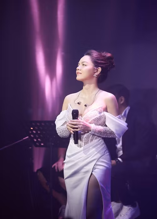 Thi thoảng, Phạm Quỳnh Anh đi hát sau khi sinh con thứ ba.