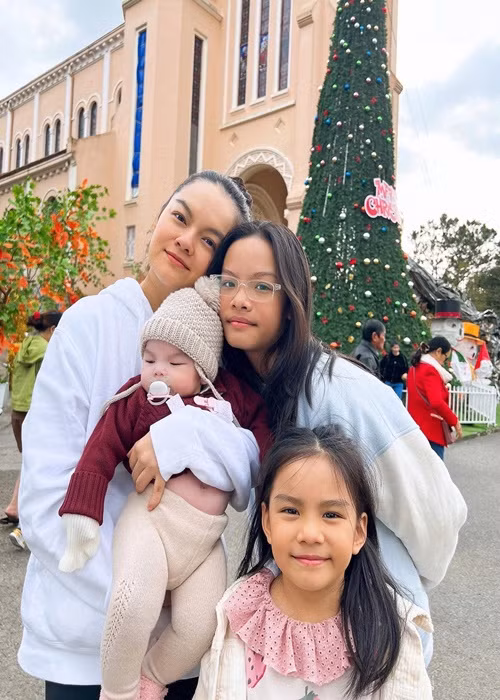 Tuệ Lâm và Tuệ An - hai con gái lớn của Phạm Quỳnh Anh rất yêu thương bé Zoey.