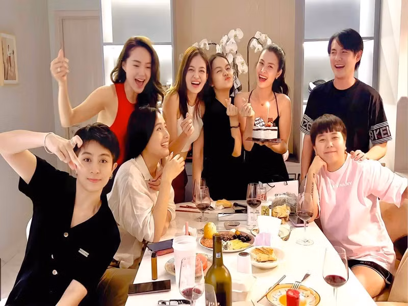 Nữ ca sĩ vẫn thường xuyên hội ngộ các đồng nghiệp thân thiết.