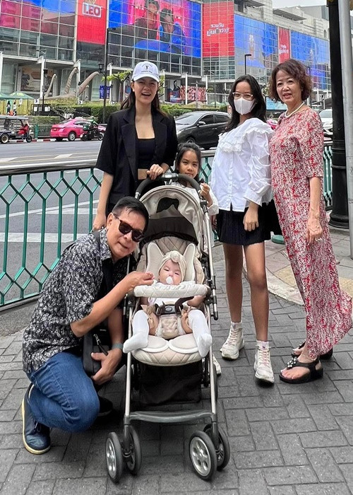 Phạm Quỳnh Anh chiều chuộng các con gái.