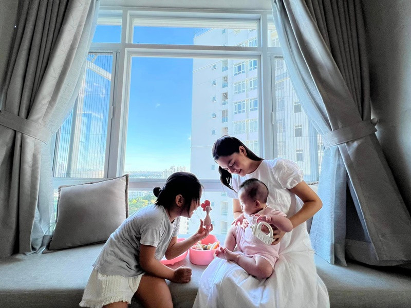 Tuệ An cũng vui vẻ khi chơi cùng em gái.