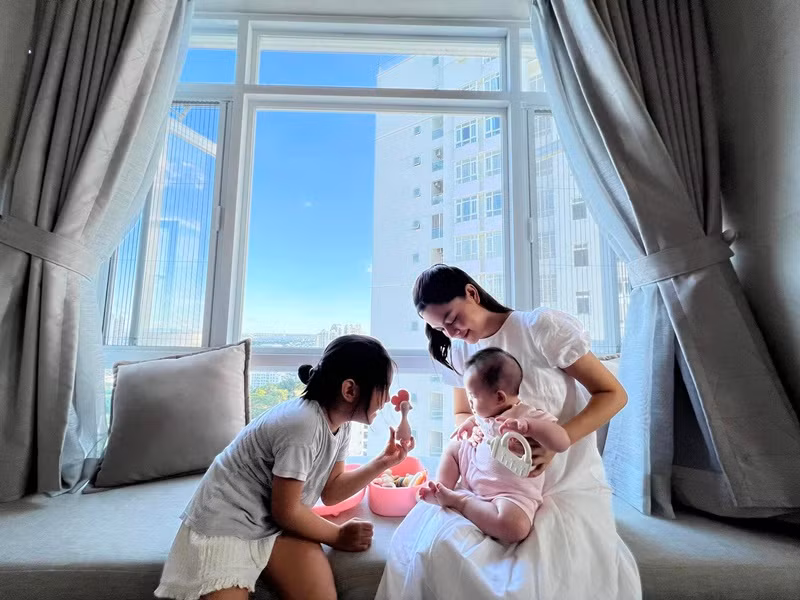 Tuệ An cũng vui vẻ khi chơi cùng em gái.