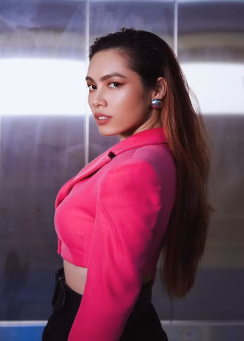 Năm 2015, Hoàng My mới tiết lộ chia tay Phillip vì chọn sự nghiệp điện ảnh. “Cho đến một thời điểm, tôi xác định mình sẽ ở lại mảnh đất Mỹ để làm phim vì tôi muốn cháy hết mình cho điện ảnh. Nhưng sự nghiệp của anh ấy thì ở Việt Nam. Vì thế, chúng tôi phải chọn lựa”, nàng á hậu chia sẻ trên Zing. Ảnh: FBNV