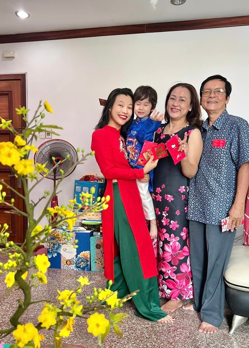 Hoàng Oanh chia sẻ, con trai sống tình cảm, nói tiếng Việt giỏi. Ảnh: FBNV