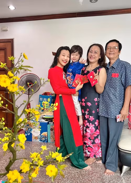 Hoàng Oanh chia sẻ, con trai sống tình cảm, nói tiếng Việt giỏi. Ảnh: FBNV