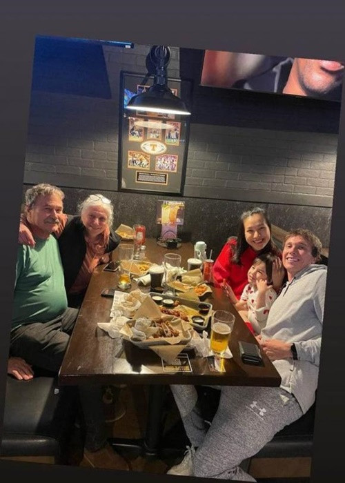 Bố mẹ chồng cũ của Hoàng Oanh vui vẻ đi chơi cùng nữ MC và bé Max. Ảnh: Bảo vệ công lý