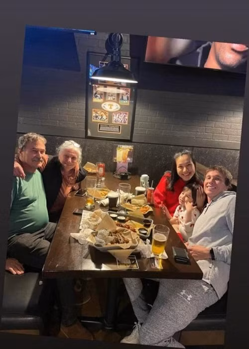 Bố mẹ chồng cũ của Hoàng Oanh vui vẻ đi chơi cùng nữ MC và bé Max. Ảnh: Bảo vệ công lý