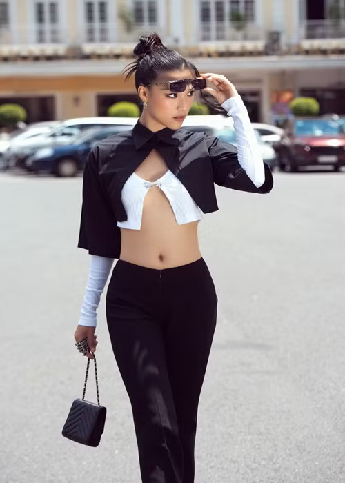 Sắc vóc của Hoàng Oanh được khen ngày càng trẻ trung, gợi cảm. Ảnh: FBNV