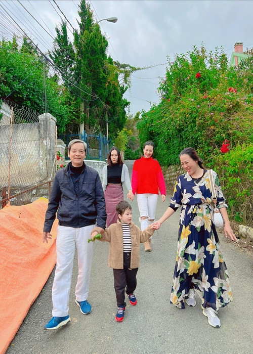 "Tình yêu nhỏ bé của mẹ nay đã biết nói con vẽ trái tim cho mẹ, rồi mẹ đi chơi với con đi, mẹ ăn cái này không, 2 mẹ con mình đi dạo với nhau, mẹ có sao không mẹ, mẹ bị đau hả, mẹ bước đi cẩn thận nha. Con nhớ mẹ. Con nhớ ông bà ngoại. Ông bà ngoại sợ con ở Mỹ lâu quá quên tiếng Việt, ai ngờ con học nhanh nói chuyện như người lớn làm ông bà hết hồn mấy lần", Hoàng Oanh tiết lộ. Ảnh: FBNV