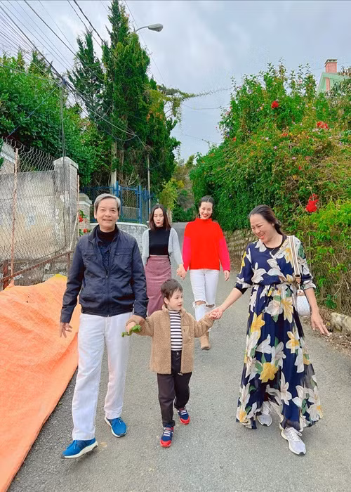 "Tình yêu nhỏ bé của mẹ nay đã biết nói con vẽ trái tim cho mẹ, rồi mẹ đi chơi với con đi, mẹ ăn cái này không, 2 mẹ con mình đi dạo với nhau, mẹ có sao không mẹ, mẹ bị đau hả, mẹ bước đi cẩn thận nha. Con nhớ mẹ. Con nhớ ông bà ngoại. Ông bà ngoại sợ con ở Mỹ lâu quá quên tiếng Việt, ai ngờ con học nhanh nói chuyện như người lớn làm ông bà hết hồn mấy lần", Hoàng Oanh tiết lộ. Ảnh: FBNV