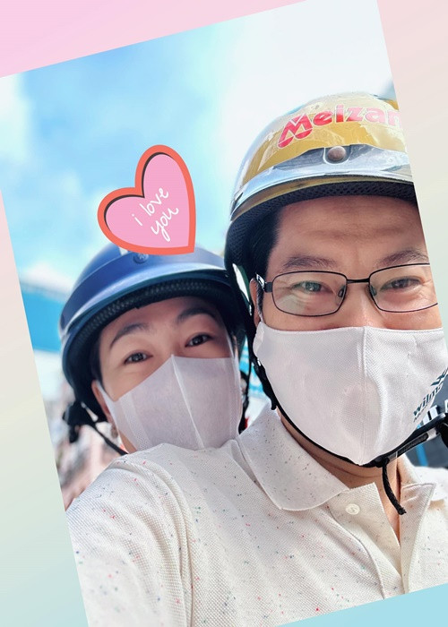 MC Thanh Thảo Hugo và nửa kia cùng đón Valentine 17 năm qua. “Chúc mừng ngày tình yêu của cả thế giới, chúng mình vẫn thế, ăn sáng cùng nhau, đi làm cùng nhau, nắm tay, trò chuyện cả đoạn đường dài. Chàng vẫn đưa nước và vitamin cho nàng khi vừa ăn xong, bụng no. 17 cái Valentine cùng nhau. Vậy đó mà tụi mình cảm giác tụi mình có tất cả”, nữ MC hạnh phúc chia sẻ. Ảnh: FBNV