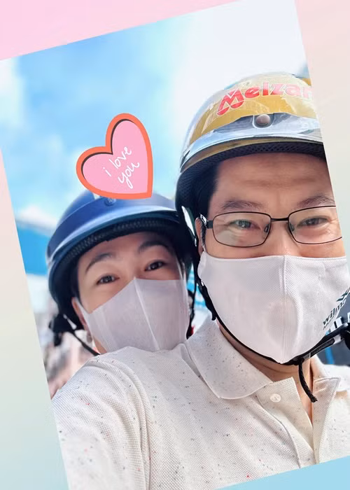 MC Thanh Thảo Hugo và nửa kia cùng đón Valentine 17 năm qua. “Chúc mừng ngày tình yêu của cả thế giới, chúng mình vẫn thế, ăn sáng cùng nhau, đi làm cùng nhau, nắm tay, trò chuyện cả đoạn đường dài. Chàng vẫn đưa nước và vitamin cho nàng khi vừa ăn xong, bụng no. 17 cái Valentine cùng nhau. Vậy đó mà tụi mình cảm giác tụi mình có tất cả”, nữ MC hạnh phúc chia sẻ. Ảnh: FBNV