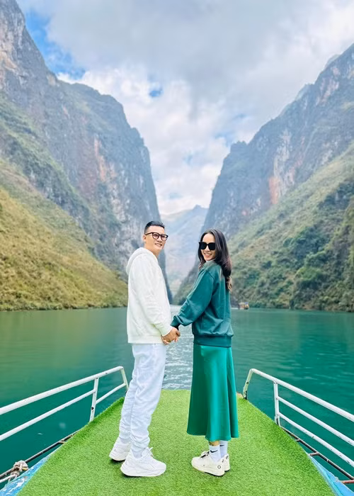 Hoàng Bách cùng vợ trải qua 19 mùa Valentine cùng nhau. Anh bày tỏ: “19 năm bên nhau, 19 mùa tình yêu, chúng ta lựa chọn nhau như chuyện đương nhiên, như là điều duy nhất. 19 năm với hàng tỷ khoảnh khắc, buồn, vui, được, mất, vinh quang, cay đắng. Thành công của anh, từ lúc nào cũng là của em, những mong muốn của em trong cuộc đời này, một cách tự nhiên, trở thành mệnh lệnh với trái tim anh. Cảm ơn em, từ một ánh mắt đầu tiên rất vô tình, những rung động đầu tiên, đã trở thành sợi dây cột chúng ta lại, dẫn chúng ta đi suốt quãng đời này. Cảm ơn em đã cho anh cơ hội trở thành người đàn ông của cuộc đời em, cho anh cơ hội trở thành bố của các con em. Có những lúc anh hay, có những khi anh dở, có cả những lần anh mắc lỗi, nhưng có một điều chắc chắn không bao giờ thay đổi, anh yêu và trân trọng từng khoảnh khắc được bên em, my Valentine”. Ảnh: FBNV