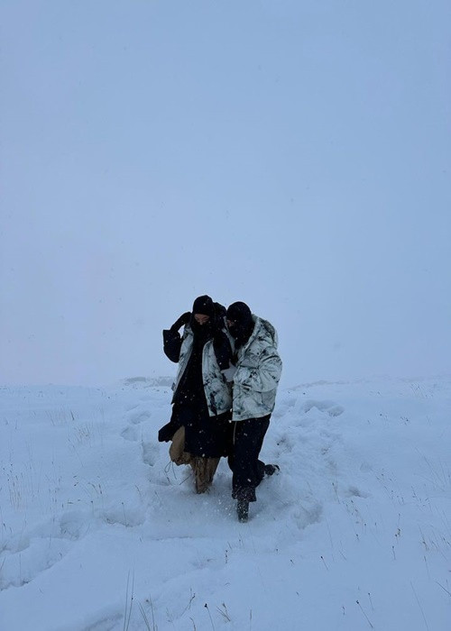 Châu Bùi và người yêu giấu mặt nô đùa trên tuyết. Ảnh: Instagram