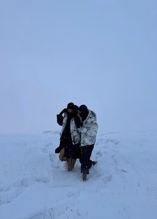 Châu Bùi và người yêu giấu mặt nô đùa trên tuyết. Ảnh: Instagram