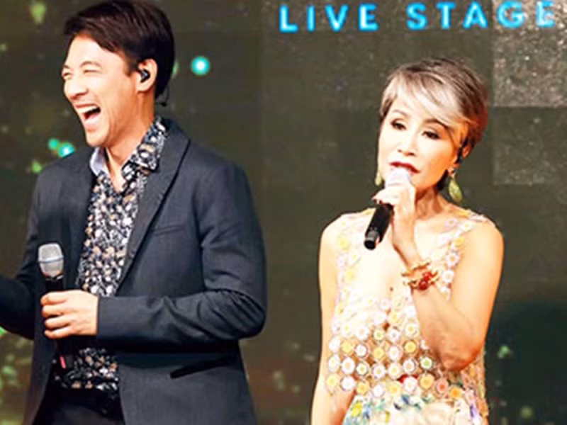 Dù là ca sĩ, Tô Chấn Phong lui về làm hậu phương giúp Khánh Hà chăm sóc con chung, con riêng. Ảnh: Báo Đồng Nai