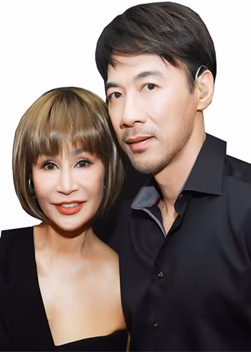 Khánh Hà từng khẳng định, để có hào quang, cô nhờ phần lớn công sức của chồng. Nếu không có Tô Chấn Phong chăm lo gia đình, con cái, Khánh Hà không thể yên tâm lưu diễn xa nhà. Khi các con đều đã trưởng thành, Tô Chấn Phong gác lại công việc kinh doanh, dành thời gian tháp tùng vợ đi hát. Ảnh: Báo Đồng Nai