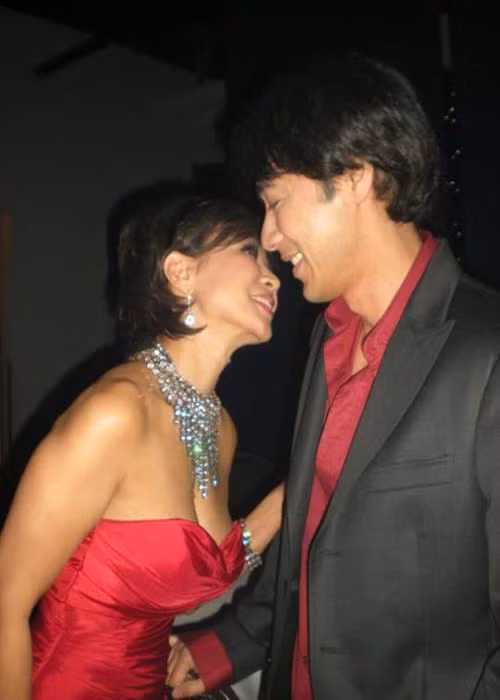 Suốt 32 năm qua, tình cảm của vợ chồng nữ ca sĩ luôn mặn nồng. Ảnh: Dân Việt