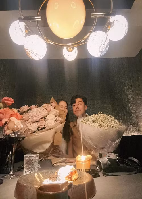 Trên trang cá nhân, Baifern Pimchanok vừa đăng tải loạt ảnh hẹn hò Nine Napha. Đi kèm với đó, nữ diễn viên phim "Chiếc lá cuốn bay" viết: "Valentine của tôi".