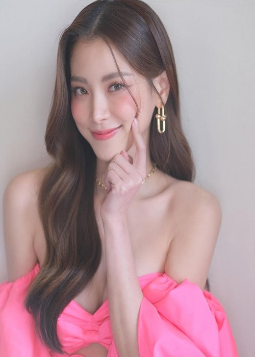 Nira của "Chiếc lá cuốn bay" sở hữu gương mặt vạn người mê cùng thân hình thon gọn, quyến rũ.