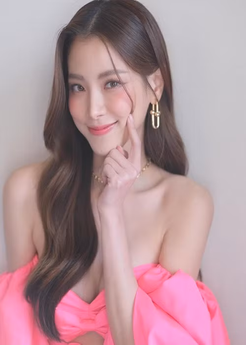 Nira của "Chiếc lá cuốn bay" sở hữu gương mặt vạn người mê cùng thân hình thon gọn, quyến rũ.