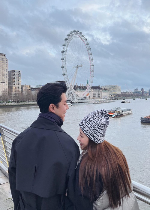 Cuối tháng 11/2022, Nine Naphat thừa nhận có tình cảm với bạn diễn hơn 4 tuổi. Tiền Phong dẫn lời nam tài tử: "Trước đó chúng tôi thật sự là bạn. Nhưng không biết bắt đầu từ bao giờ, có lẽ là sau chuyến đi Milan, tôi cảm thấy có tình cảm đặc biệt với cô ấy và mong cô ấy mãi hiện diện trong cuộc sống của mình sau này. Do đó, tôi đã xin ý kiến từ đàn anh, làm sao để cô ấy biết tôi thích cô ấy. Tôi nghĩ đến việc nếu tôi chần chừ, cô ấy có thể xác định tình cảm với ai đó và họ sẽ ở bên nhau thật lâu. Tôi không thể chịu được, nên đã nhanh chóng gọi điện và nói rõ tình cảm với cô ấy. Tôi đã thích cô ấy trong một thời gian dài nhưng không biết phải làm gì, tôi chỉ cố gắng để cô ấy cảm nhận được. Khi tôi nói với Baifern là mình thích cô ấy, Fern đã cười. Chúng tôi đã luôn là bạn bè và đã đến lúc vượt qua ranh giới tình bạn".