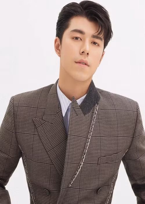 Nine Naphat sinh năm 1996, sở hữu gương mặt nam tính, điển trai. Anh cao 1m83.