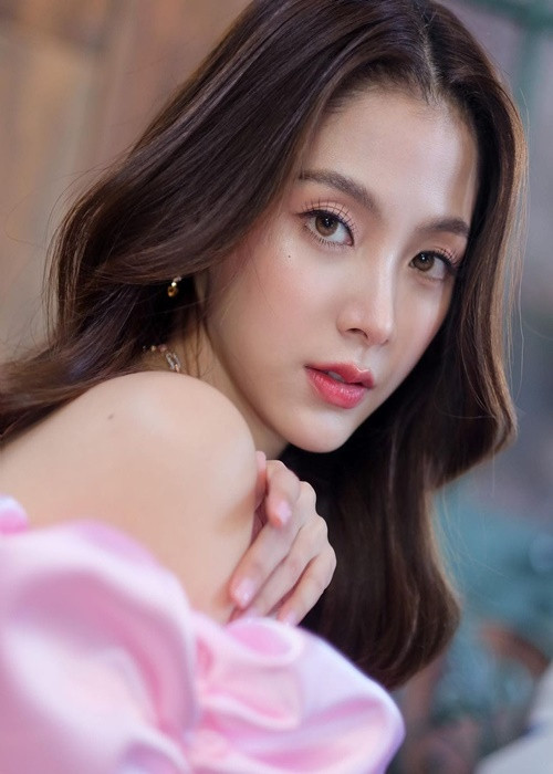 Baifern sinh năm 1992, được khán giả Việt Nam chú ý nhờ vai Nira trong bộ phim "Chiếc lá cuốn bay".