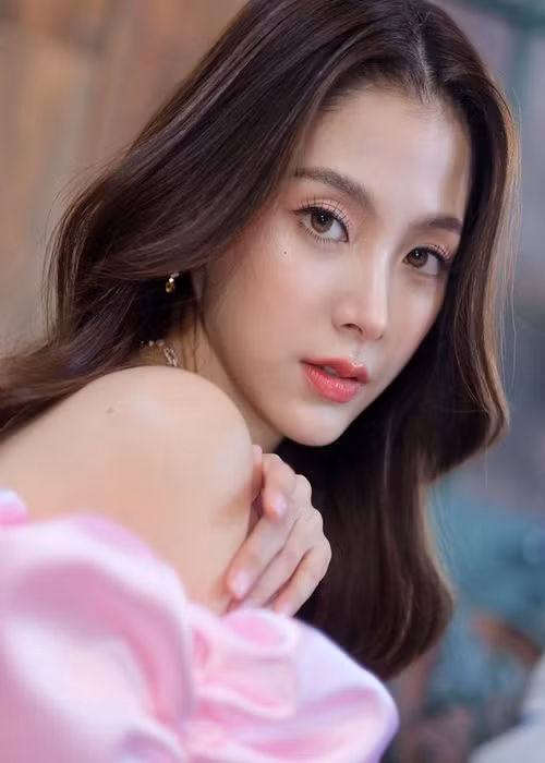 Baifern sinh năm 1992, được khán giả Việt Nam chú ý nhờ vai Nira trong bộ phim "Chiếc lá cuốn bay".