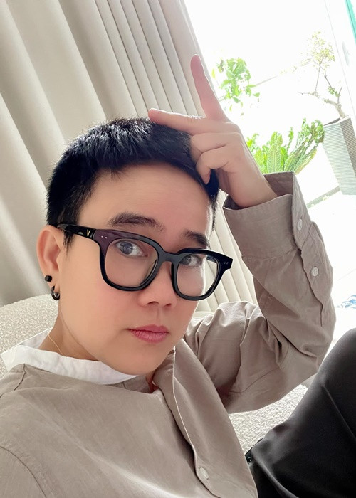 Trước những đồn đoán của cư dân mạng về status nỗi đau, nhạc sĩ Phương Uyên lên tiếng: "Mọi người bớt suy diễn giúp. Tôi chỉ đang diễn tả chuyện bộ tóc sau khi được cắt” và nói thêm: “Chúng ta không thể thấy được hạnh phúc ngọt ngào nếu như chưa nếm trải vị cay đắng của khổ đau… Vì thế, nếu có được những kinh nghiệm đau buồn là điều rất tốt, nhờ thế mà trên nền tảng ấy ta nhận diện được hạnh phúc”. Ảnh: FBNV