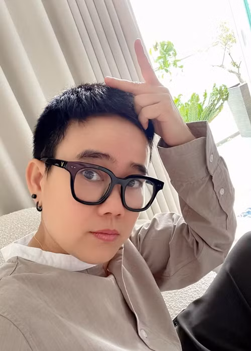 Trước những đồn đoán của cư dân mạng về status nỗi đau, nhạc sĩ Phương Uyên lên tiếng: "Mọi người bớt suy diễn giúp. Tôi chỉ đang diễn tả chuyện bộ tóc sau khi được cắt” và nói thêm: “Chúng ta không thể thấy được hạnh phúc ngọt ngào nếu như chưa nếm trải vị cay đắng của khổ đau… Vì thế, nếu có được những kinh nghiệm đau buồn là điều rất tốt, nhờ thế mà trên nền tảng ấy ta nhận diện được hạnh phúc”. Ảnh: FBNV