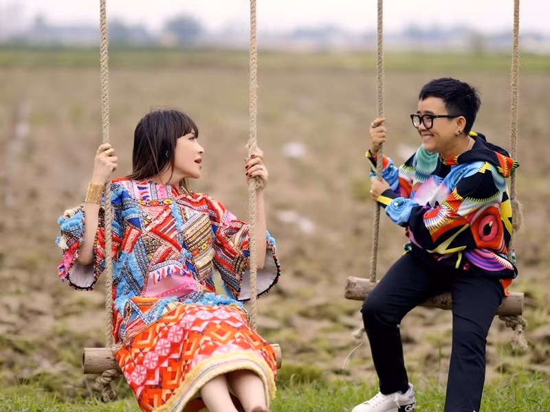 Đến nay, cả hai vẫn luôn sát cánh bên nhau trong cuộc sống lẫn công việc. Ảnh: FBNV