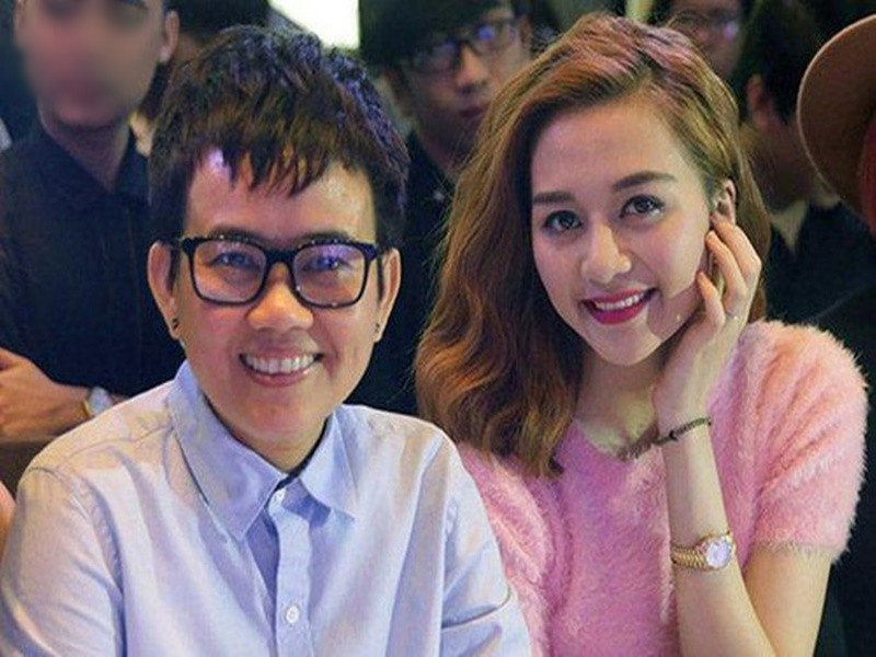 Năm 2012, Phương Uyên - Thiều Bảo Trang bắt đầu dính như hình với bóng, không ngại ngần trao cho nhau cử chỉ yêu thương. Đến năm 2021, cả hai không còn thân thiết, thể hiện “độc thân” trên mạng xã hội. Ảnh: Người lao động