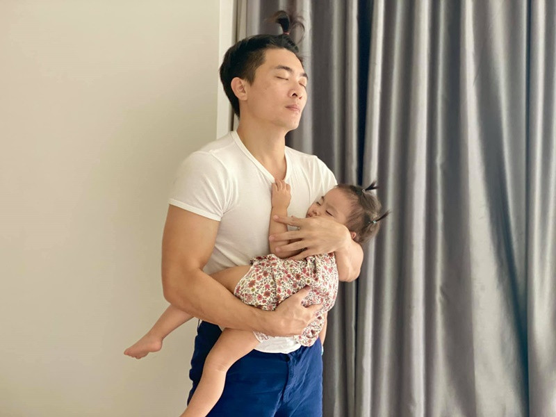 Khi rảnh rỗi, Quốc Cơ luôn cố gắng giúp vợ chăm các con.