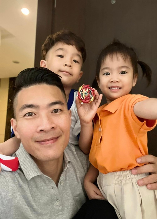 Quốc Cơ dạy các con làm xiếc từ khi các bé còn rất nhỏ.