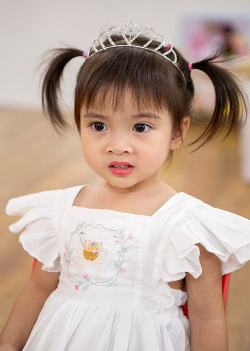 Con gái Quốc Cơ càng lớn càng đáng yêu.