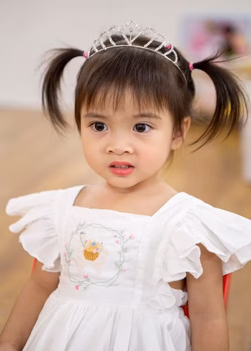 Con gái Quốc Cơ càng lớn càng đáng yêu.